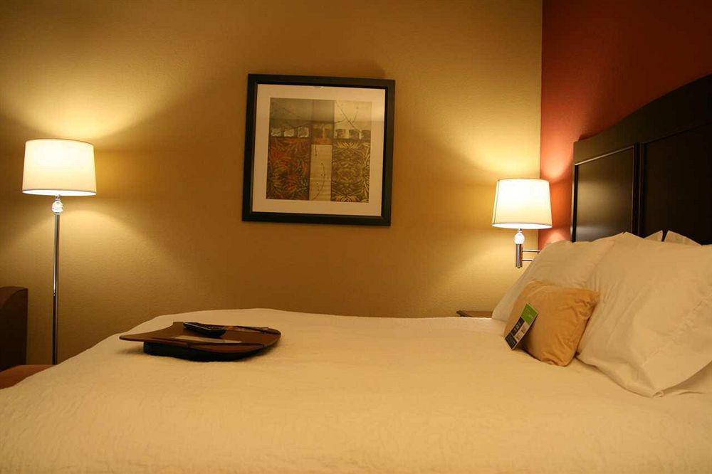 Hampton Inn & Suites מישן חדר תמונה